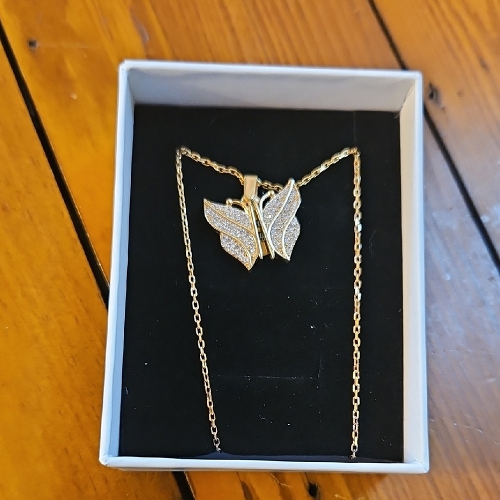 Elegant Gold Butterfly Pendant Necklace